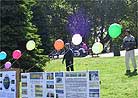 Published on 5/22/2001 Practitioners promote Dafa and clarify the truth to celebrate 2nd Falun Dafa Day.